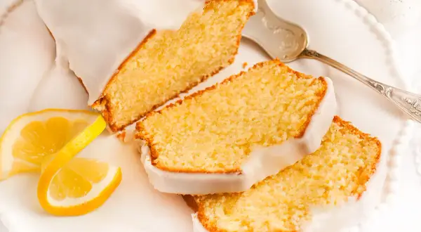 Puszysta babka cytrynowa na oleju Ewy Wachowicz, polana lukrem, z plasterkami cytryny.