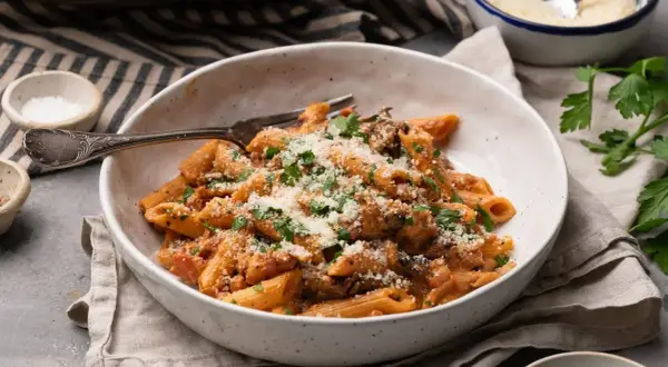 Penne boscaiola: prosty przepis na pyszną włoską pastę z grzybami