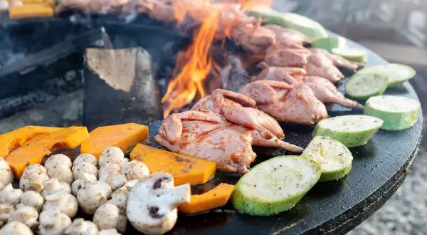 Przepiórki, dynia, cukinia i pieczarki – idealne menu, co przygotować na grilla ze znajomymi.