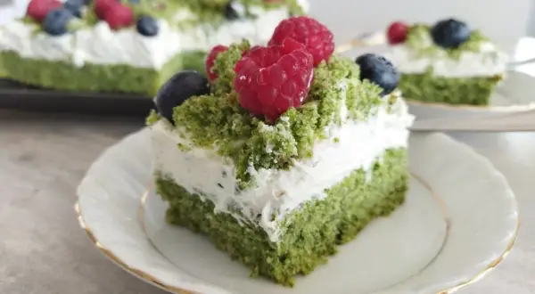 Zielony biszkopt przełożony kremem z serkiem mascarpone, udekorowany malinami i borówkami. Pyszne ciasto leśny mech na dużą blachę.