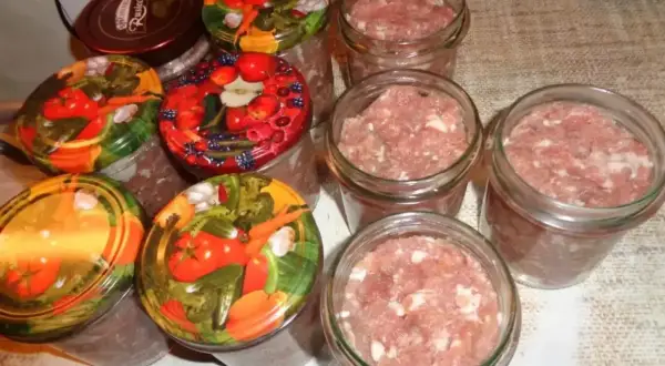Słoiki z mięsem mielonym, gotowe do pasteryzacji. To początek przygody z tym, jak zrobić kiełbasa w słoiku z galaretką.