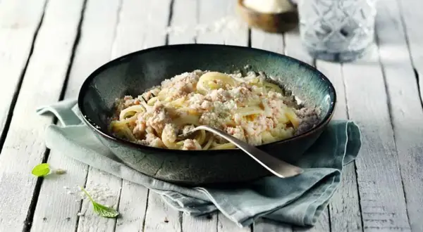 Prosty przepis na pyszny biały sos do spaghetti, który zachwyca