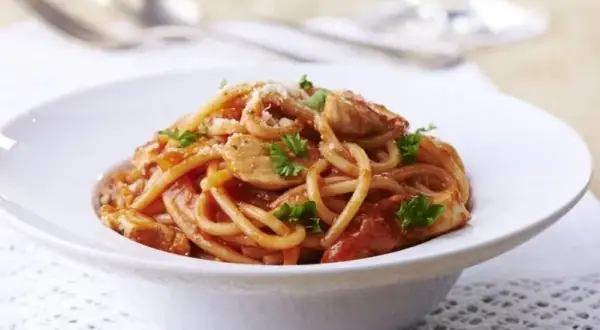 Przepis na spaghetti z kurczakiem, który zaskoczy Twoją rodzinę