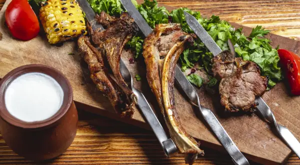 Idealne surówki do jagnięciny, które podkreślą jej smak i aromat