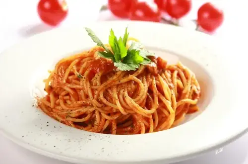 Pyszne spaghetti diavolo: prosty przepis na pikantne danie włoskie
