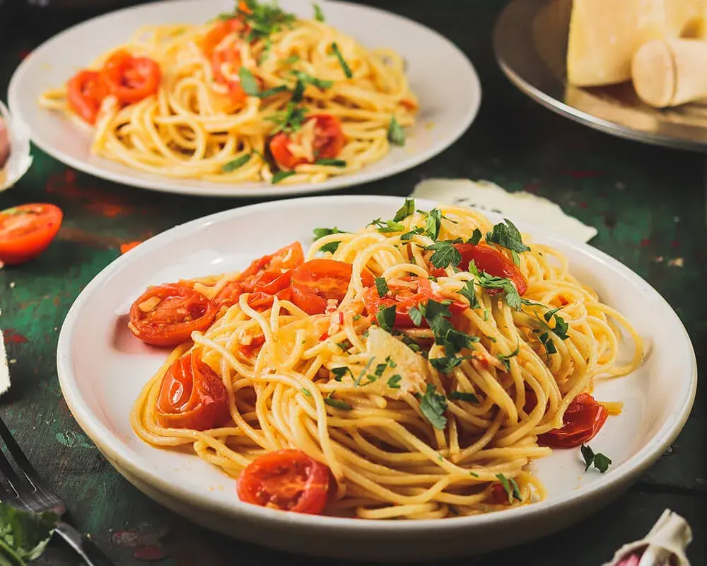 Proste spaghetti aglio olio z pomidorami – smak, który zachwyca