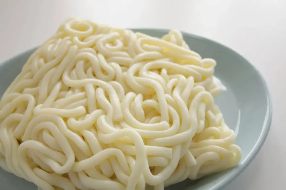 Makaron udon co to? Poznaj jego właściwości i zastosowania w kuchni