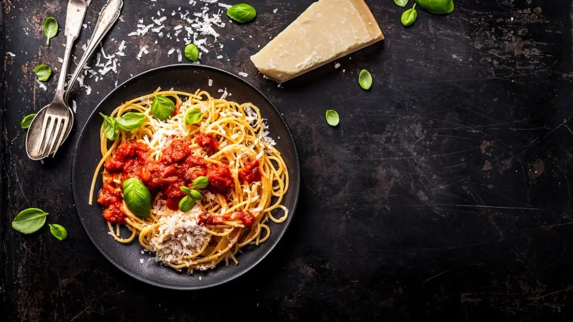Ile kcal ma porcja spaghetti? Sprawdź kaloryczność różnych dań