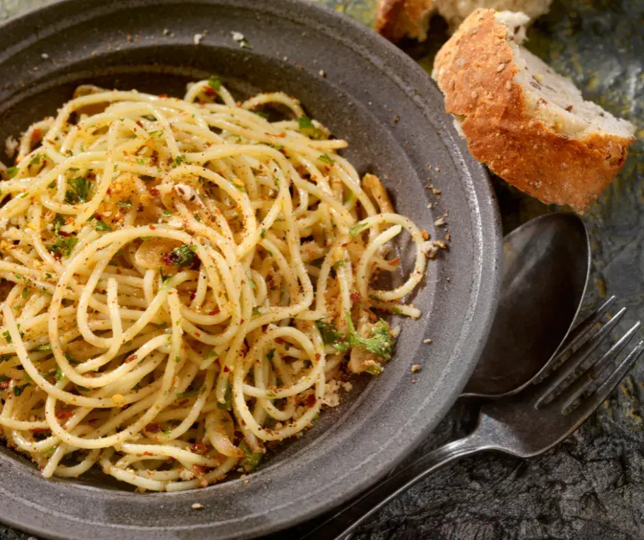 Prosty przepis na spaghetti aglio olio, który zachwyci Twoich gości