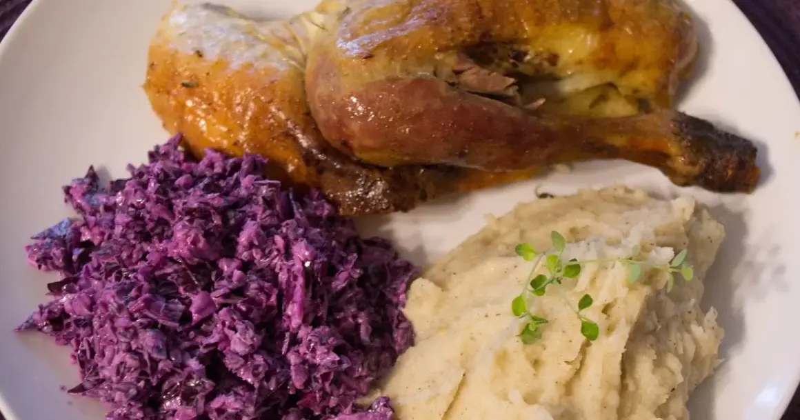 Jakie surówki do perliczki? Odkryj najlepsze propozycje smakowe