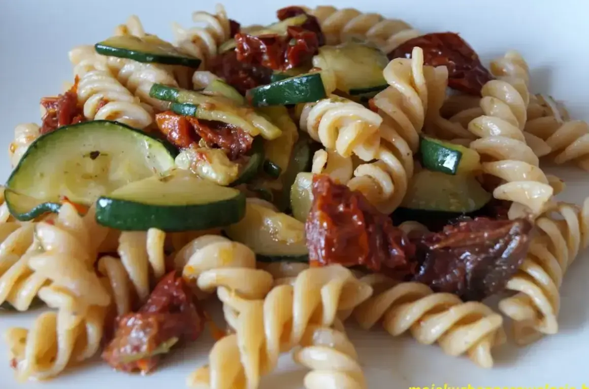 Pyszne fusilli z cukinią i suszonymi pomidorami, danie pełne smaku i kolorów.