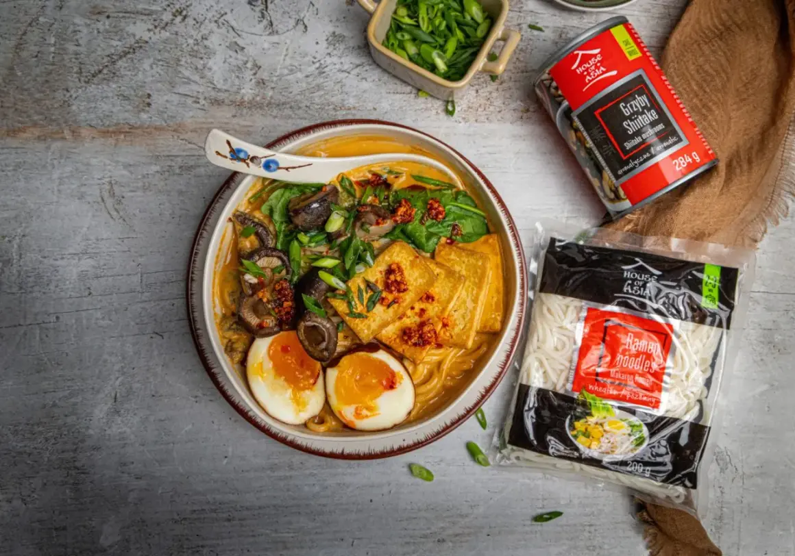 Apetyczny ramen z grzybami shiitake, jajkiem i tofu. Idealny przepis, jak zrobić ramen, z makaronem i dodatkami House of Asia.