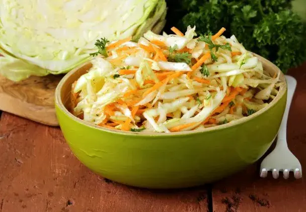 Surówka z białej kapusty jak w restauracji - prosty przepis na smak