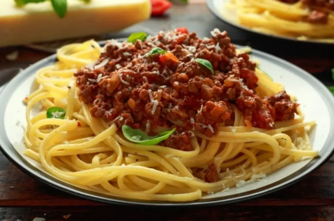 Co zrobić z makaronem spaghetti? 7 pysznych przepisów na resztki