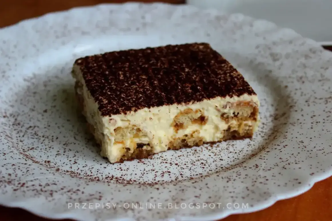 Pyszne tiramisu, czyli zabajone co to za deser? Warstwy biszkoptów nasączonych kawą i kremu mascarpone, posypane kakao.