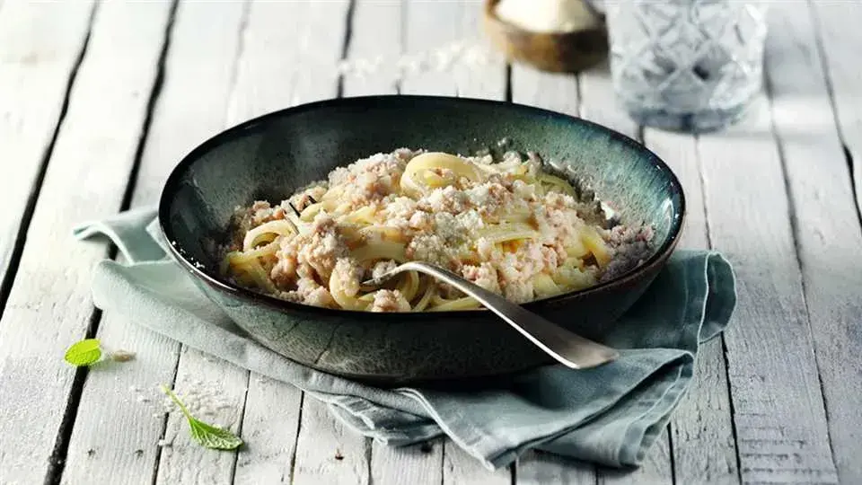 Prosty przepis na pyszny biały sos do spaghetti, który zachwyca