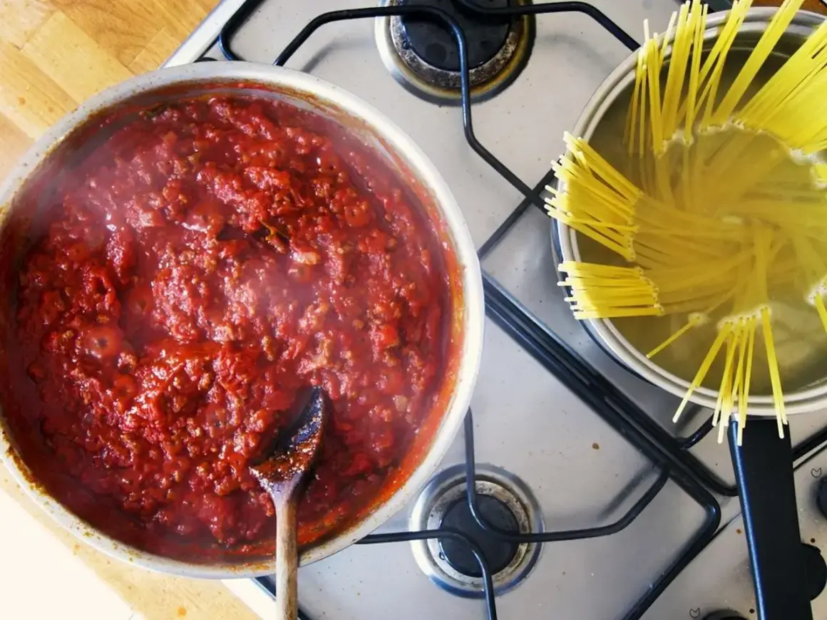 Jaki sos do spaghetti? Odkryj najlepsze przepisy na sosy!