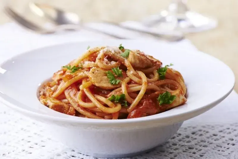 Przepis na spaghetti z kurczakiem, który zaskoczy Twoją rodzinę
