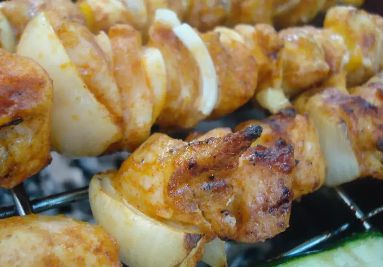 Jak pokroić cebulę na szaszłyki, by trzymała formę na grillu