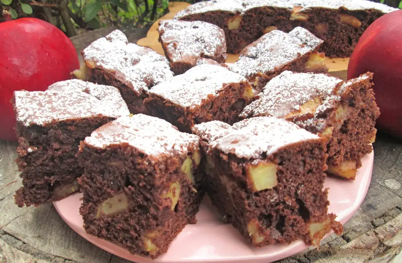 Ciasto na dużą blachę - szybki i tani przepis z jabłkami