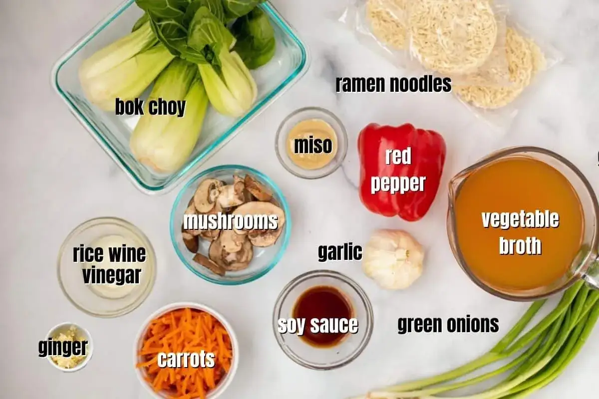 Składniki do ramen: makaron, bok choy, grzyby, marchew, sos sojowy, miso, czosnek, imbir, ocet ryżowy, papryka, bulion warzywny, dymka.