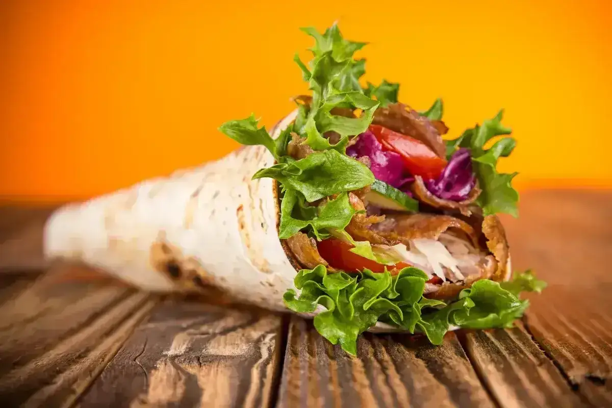 Pyszny kebab w tortilli z mięsem, warzywami i sałatą. Zastanawiasz się, ile kalorii ma kebab w tortilli?