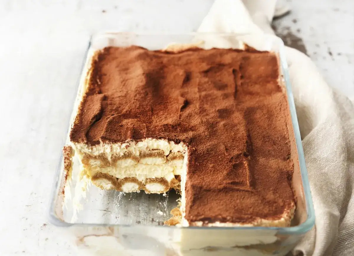 Pyszne tiramisu z mascarpone, warstwy biszkoptów i kremu, posypane kakao. Sprawdzony przepis na idealny deser.