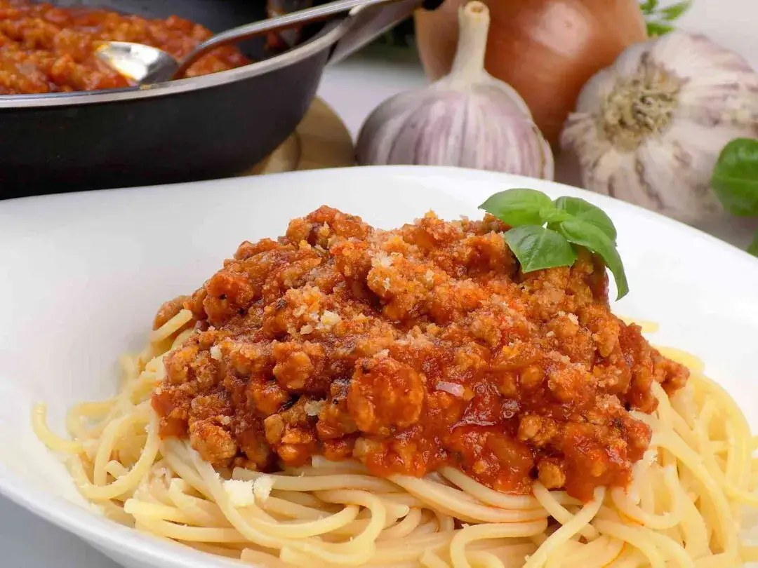 Zdjęcie Szybkie spaghetti bolognese z pomidorami z puszki w 30 minut