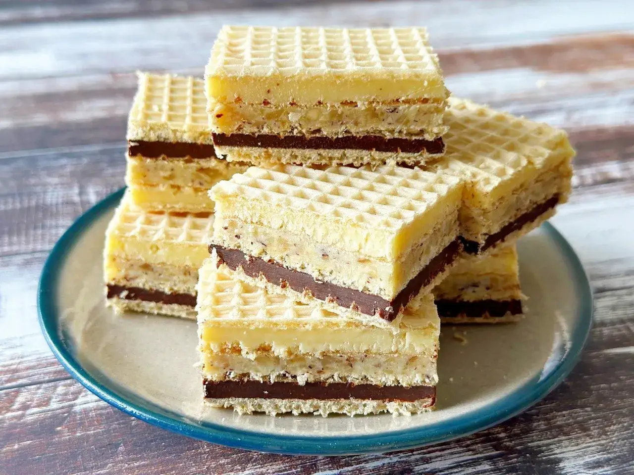 Pyszne, domowe wafle przekładane kremem i czekoladą. Idealna masa do wafli na deser.