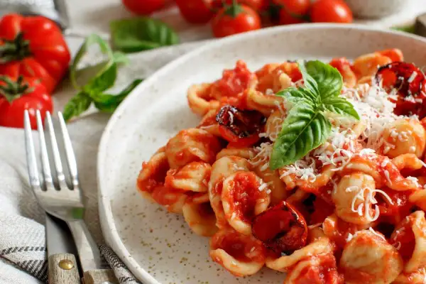 Pyszny makaron orecchiette z sosem pomidorowym i bazylią. Idealny obiad na szybko, gdy liczy się smak i czas.