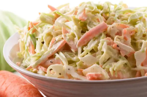 Pyszna surowka z mlodej kapusty a'la coleslaw, pełna chrupiących warzyw w kremowym sosie. Idealna na letnie dni.