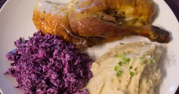Jakie surówki do perliczki? Odkryj najlepsze propozycje smakowe