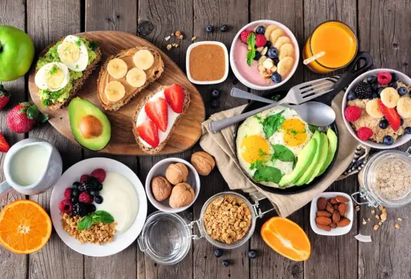 5 pomysłów na szybkie śniadanie: tosty z awokado i jajkiem, bananowe, z truskawkami, owsianka, smoothie bowl i jajecznica.