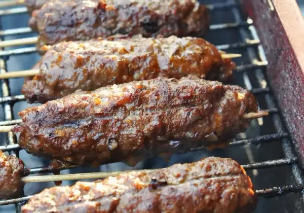 Soczyste kofta kebab na ruszcie, skwierczące i apetyczne. Idealne na letnie grillowanie.
