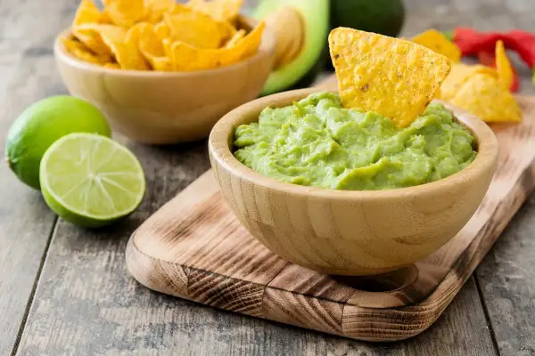 Pyszne guacamole co to? Kremowy dip z awokado, podany z nachos i limonką, idealny na imprezę.