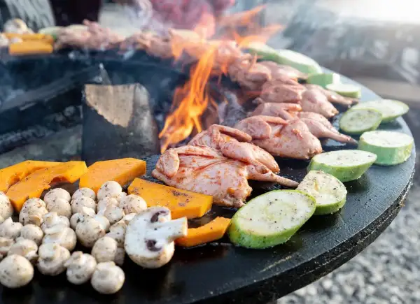 Przepiórki, dynia, cukinia i pieczarki – idealne menu, co przygotować na grilla ze znajomymi.