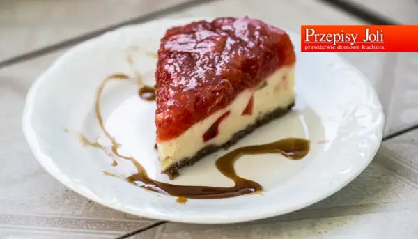 Pyszne ciasto z truskawkami bez pieczenia, z kremowym nadzieniem i polewą truskawkową, na kruchym spodzie.