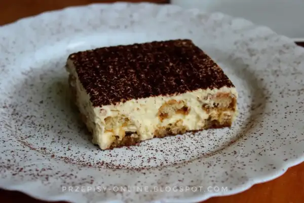 Pyszne tiramisu, czyli zabajone co to za deser? Warstwy biszkoptów nasączonych kawą i kremu mascarpone, posypane kakao.