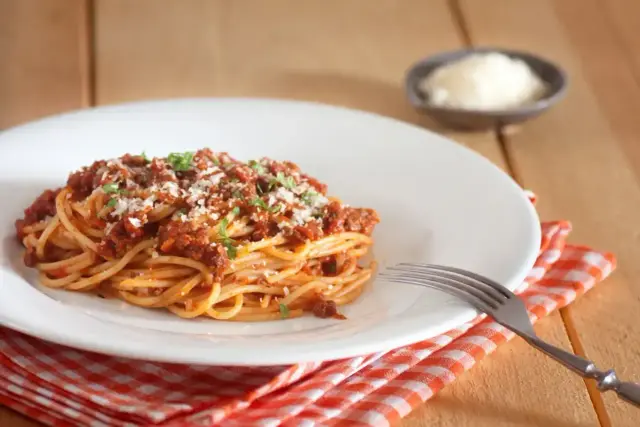 Porcja spaghetti bolognese, posypana parmezanem i natką pietruszki. Idealne na obiad, znasz już jego spaghetti bolognese kcal?